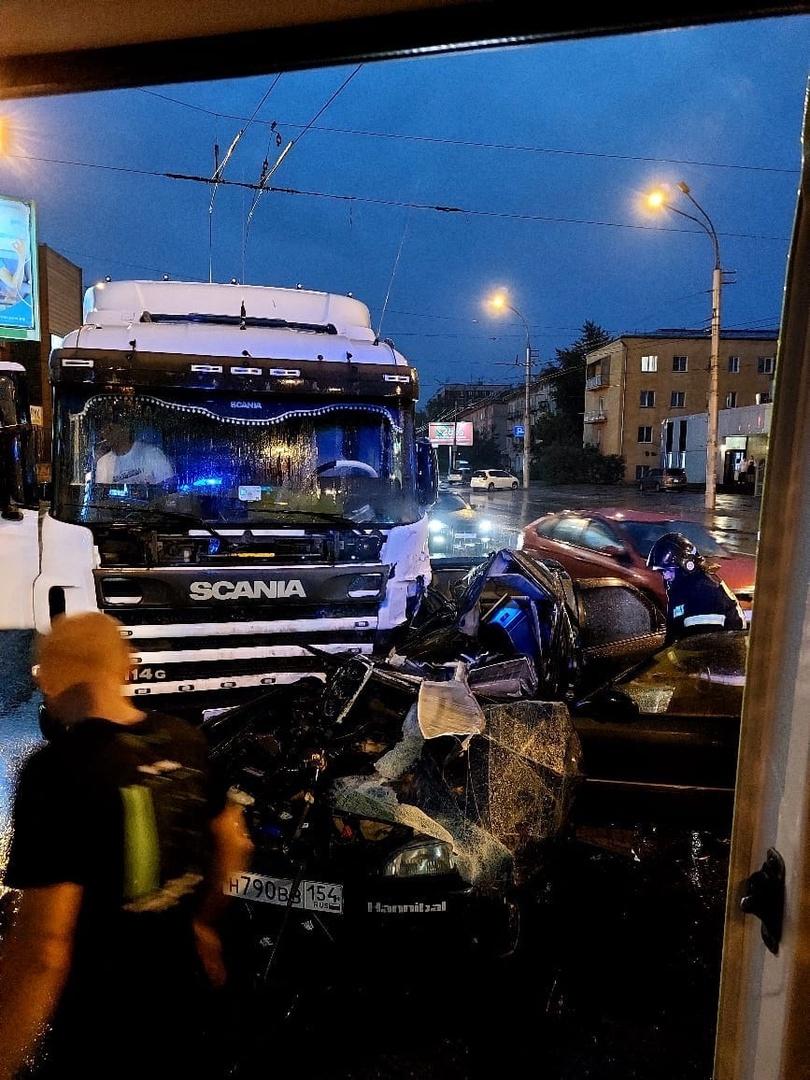Фото 20-летний водитель погиб в ДТП с грузовиком Scania в Новосибирске 2