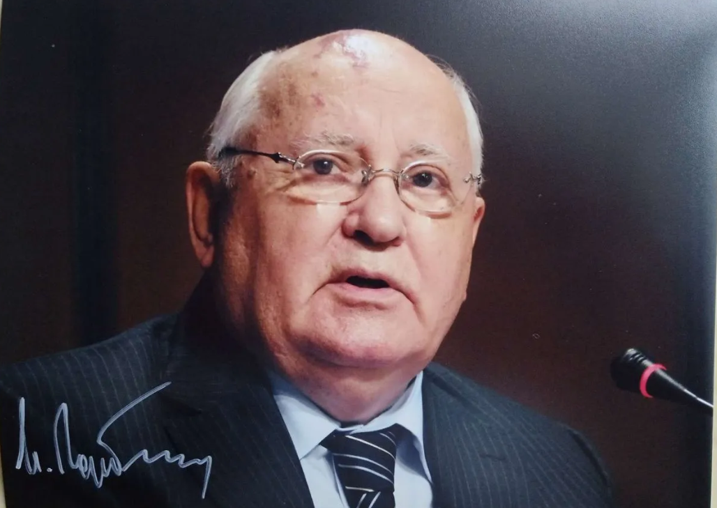 Фото Автограф Горбачёва подорожал в Новосибирске до 6000 рублей после его смерти 2