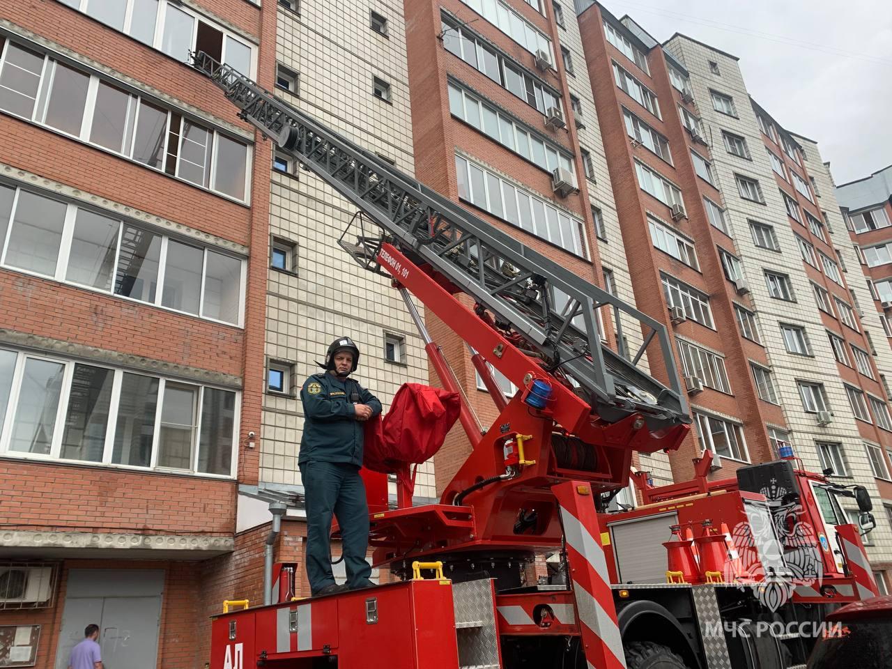 В Новосибирске два брата закрылись в квартире — вызволять их пришлось  спасателям - sib.fm