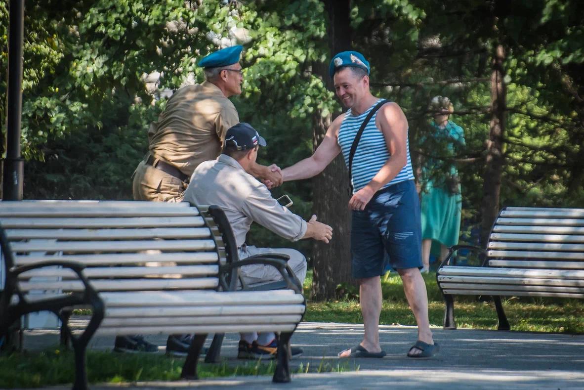 Фото В Новосибирске десантники отмечают день ВДВ - 10 праздничных фото с улиц города 2