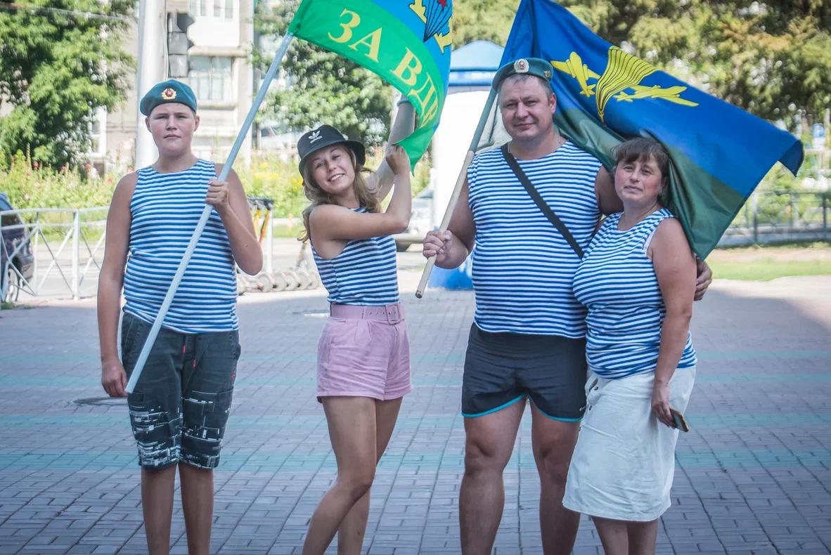 Фото В Новосибирске десантники отмечают день ВДВ - 10 праздничных фото с улиц города 9