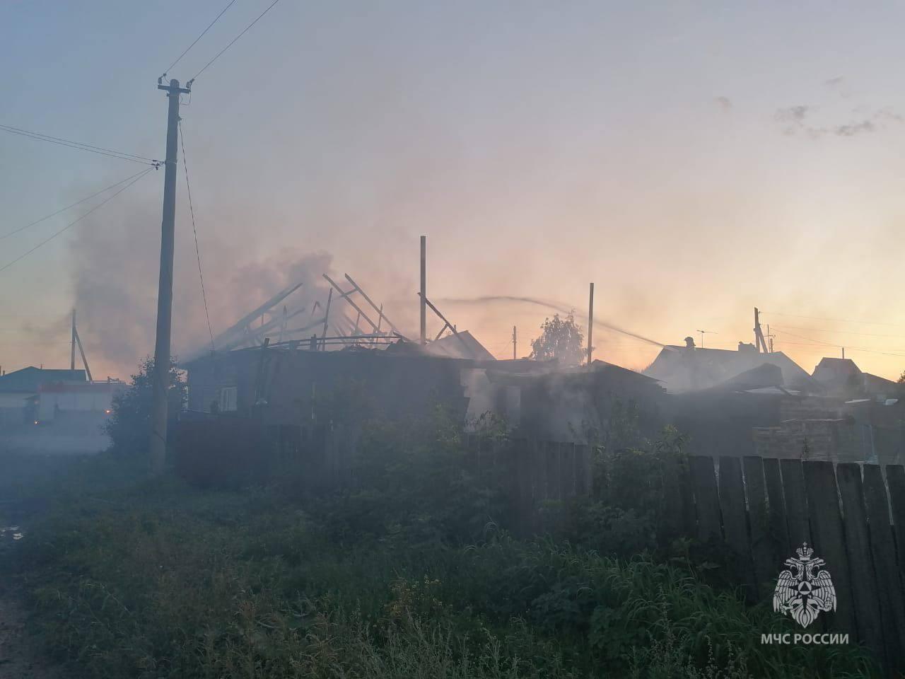 Фото «Ночевали в машине»: многодетная семья под Новосибирском осталась без дома после пожара 2