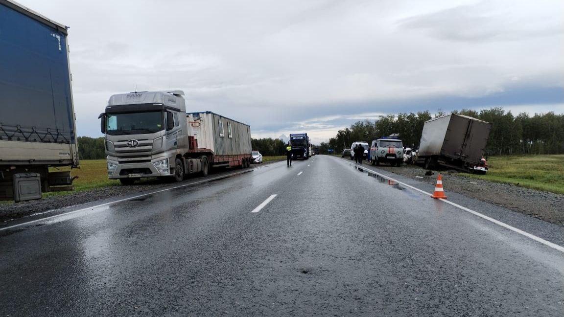 Фото Водитель и пассажир ВАЗ 2121 разбились насмерть при ДТП на автодороге Р-254 «Иртыш» под Новосибирском 2