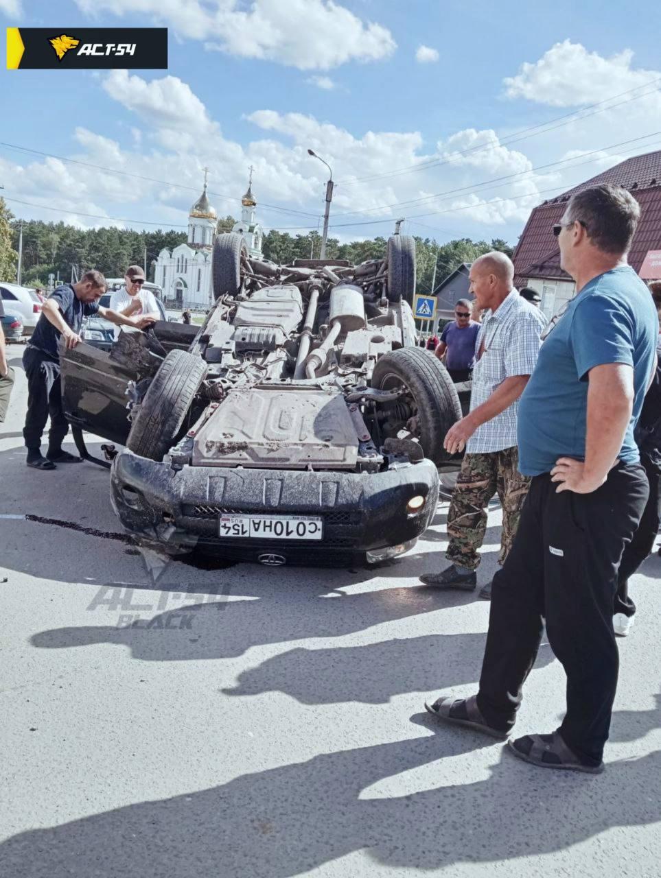 Фото В Новосибирске Toyota перевернулась на крышу после ДТП 2 - Сиб.ФМ Фото В Новосибирске Toyota перевернулась на крышу после ДТП 2
