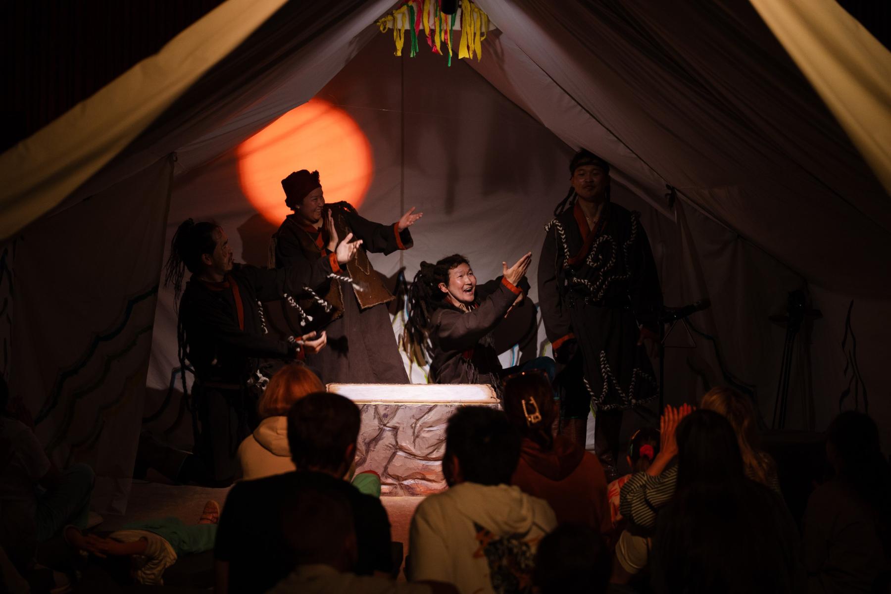 Фото Таинственный Алтай: фоторепортаж с праздника музыки, огня и единения культур 32 - Сиб.ФМ Фото Таинственный Алтай: фоторепортаж с праздника музыки, огня и единения культур 32