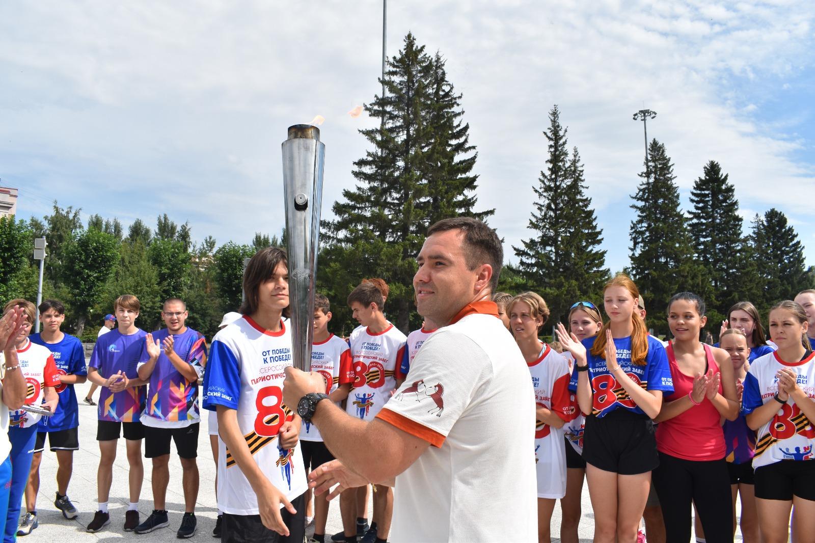 Фото Факел Победы – носитель истории. Этап всероссийской спортивно-патриотической акции принимал Новосибирск 3 - Сиб.ФМ Фото Факел Победы – носитель истории. Этап всероссийской спортивно-патриотической акции принимал Новосибирск 3