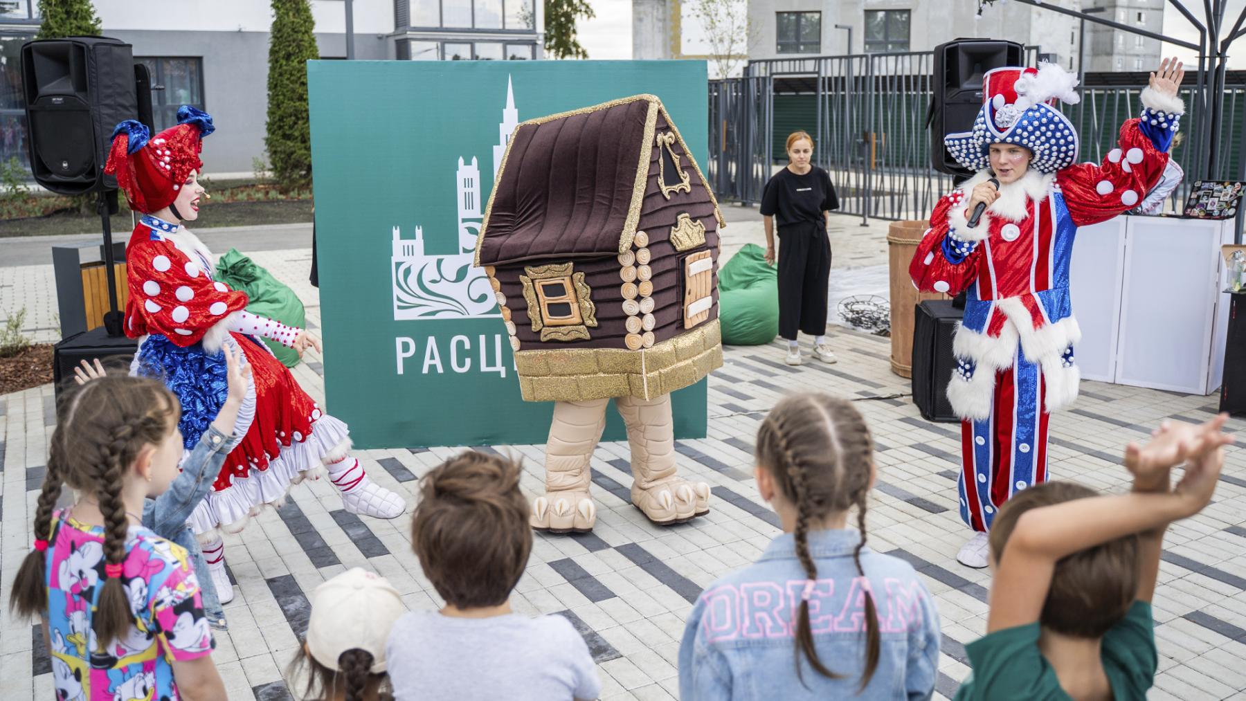 Фото Праздник для новоселов: в эко-квартале «На Кедровой» заработал сухой фонтан 2 - Сиб.ФМ Фото Праздник для новоселов: в эко-квартале «На Кедровой» заработал сухой фонтан 2