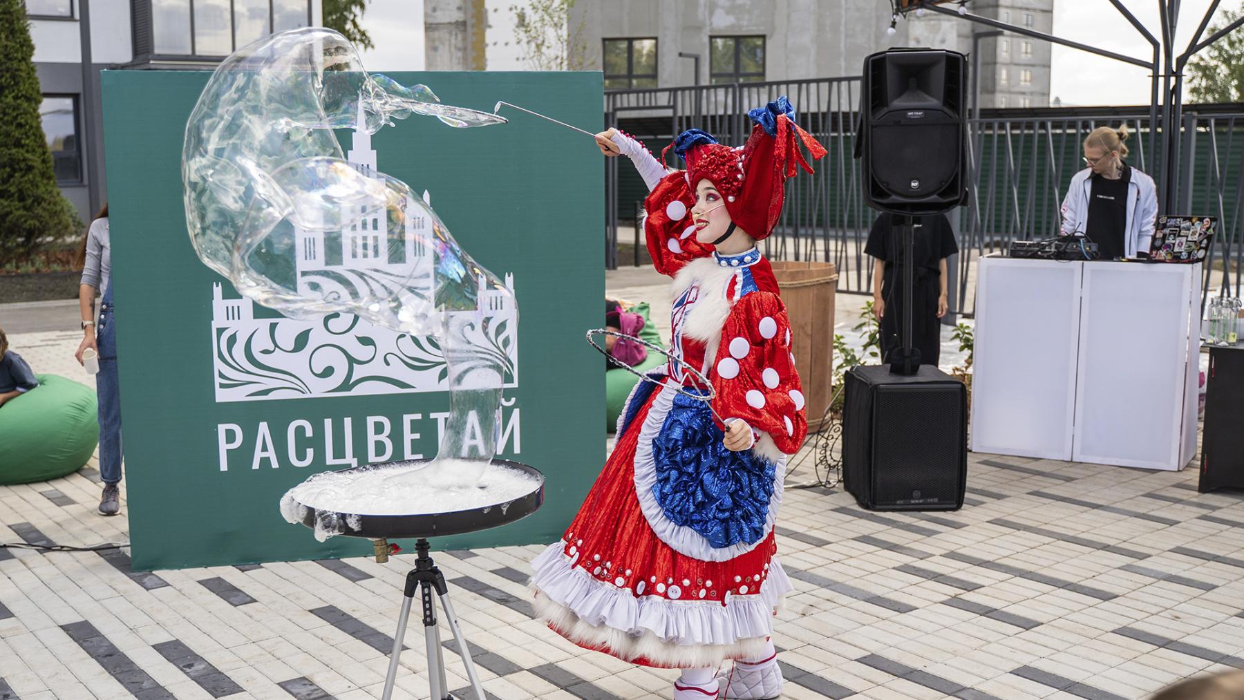 Фото Праздник для новоселов: в эко-квартале «На Кедровой» заработал сухой фонтан 3 - Сиб.ФМ Фото Праздник для новоселов: в эко-квартале «На Кедровой» заработал сухой фонтан 3