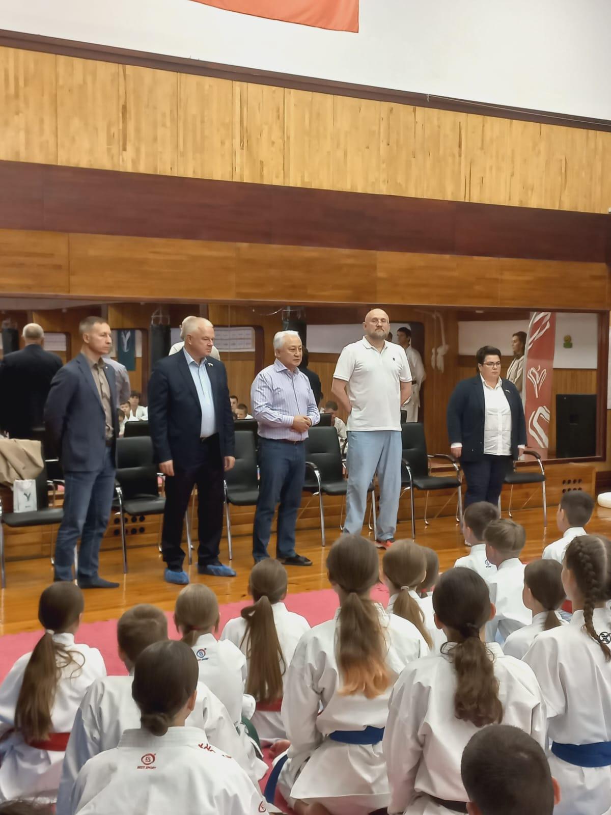 Фото Паралимпиец из Госдумы побывал в легендарном новосибирском спортклубе «Успех» 2 - Сиб.ФМ Фото Паралимпиец из Госдумы побывал в легендарном новосибирском спортклубе «Успех» 2