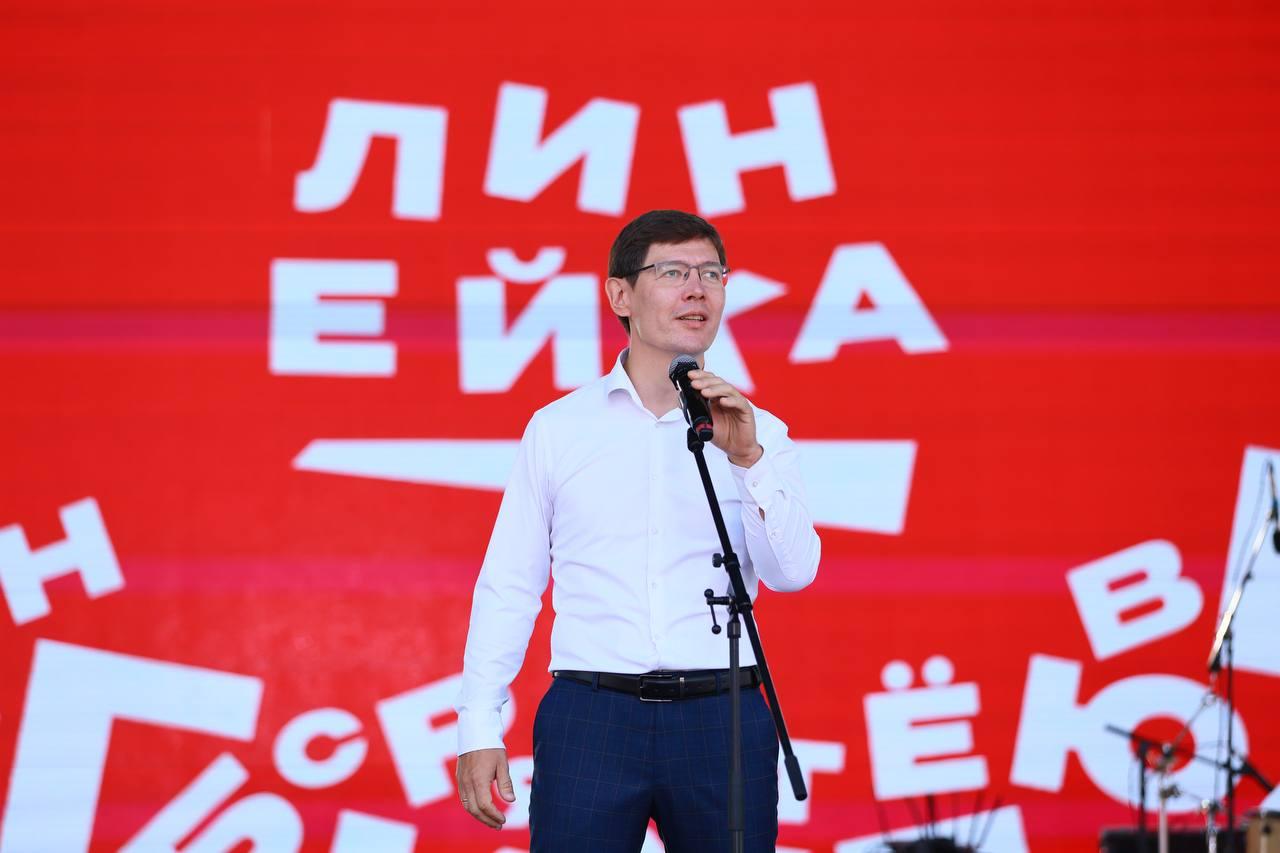 Фото «Линейка Первых» и группа «Интонация» ко Дню знаний на Михайловской набережной Новосибирска: онлайн 5 - Сиб.ФМ Фото «Линейка Первых» и группа «Интонация» ко Дню знаний на Михайловской набережной Новосибирска: онлайн 5