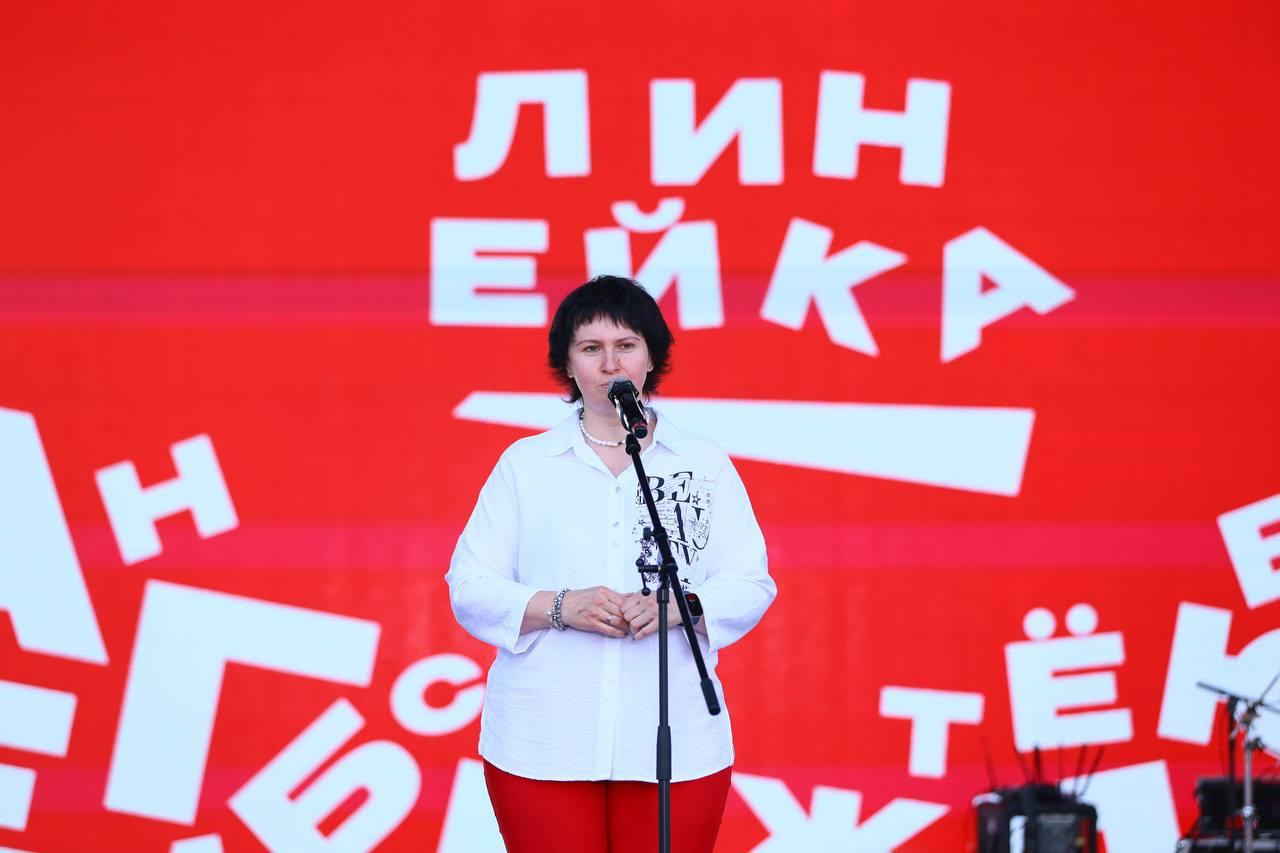 Фото «Линейка Первых» и группа «Интонация» ко Дню знаний на Михайловской набережной Новосибирска: онлайн 3 - Сиб.ФМ Фото «Линейка Первых» и группа «Интонация» ко Дню знаний на Михайловской набережной Новосибирска: онлайн 3