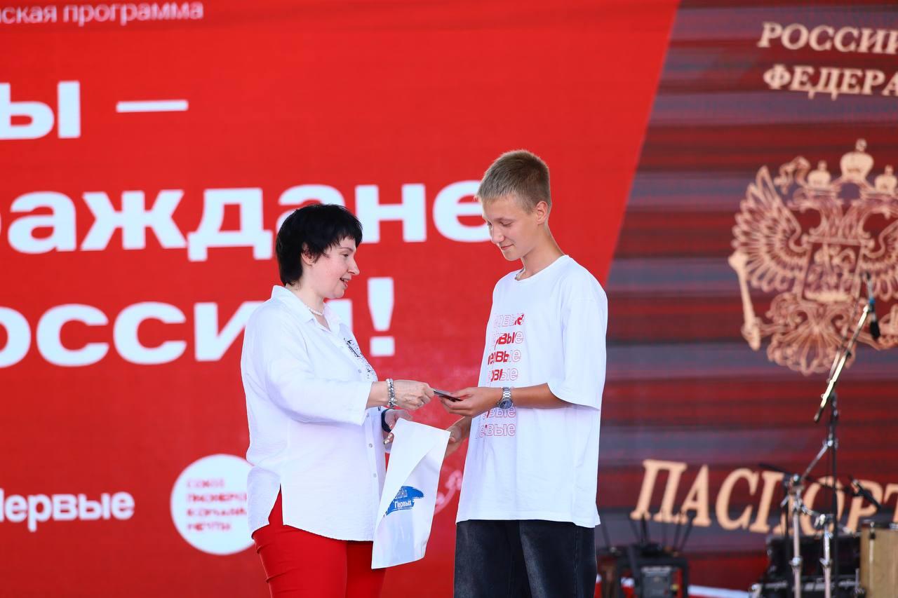 Фото «Линейка Первых» и группа «Интонация» ко Дню знаний на Михайловской набережной Новосибирска: онлайн 4 - Сиб.ФМ Фото «Линейка Первых» и группа «Интонация» ко Дню знаний на Михайловской набережной Новосибирска: онлайн 4