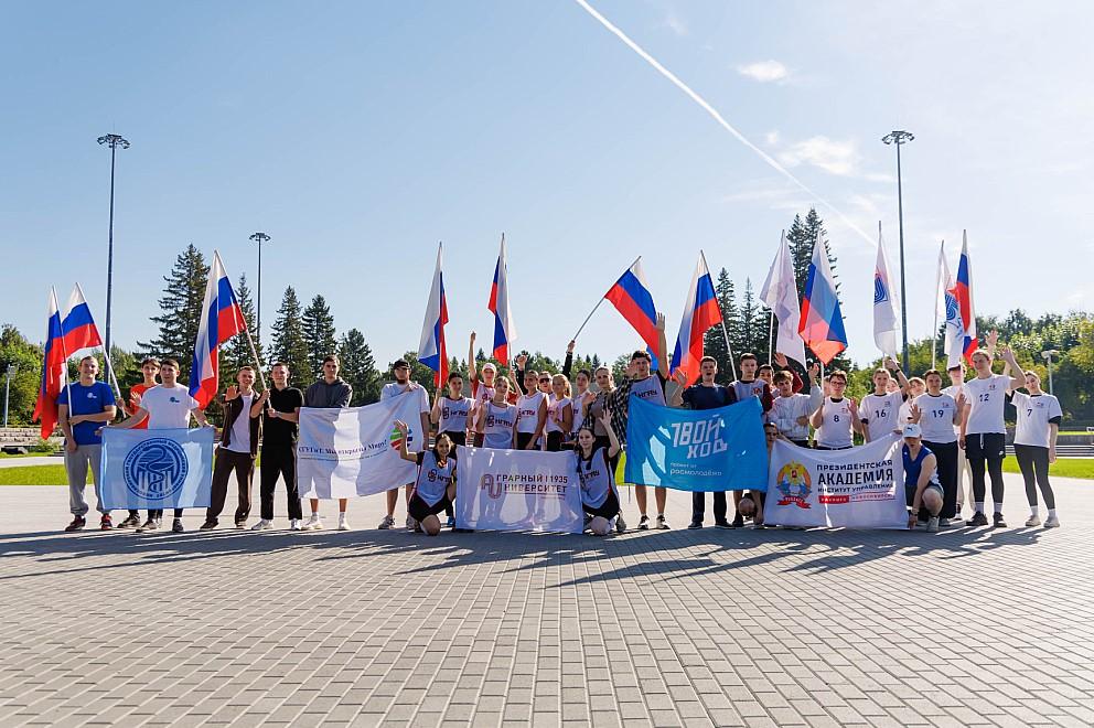 Фото Студенты СГУГиТ отметили День Государственного флага Российской Федерации беговым стартом 3 - Сиб.ФМ Фото Студенты СГУГиТ отметили День Государственного флага Российской Федерации беговым стартом 3