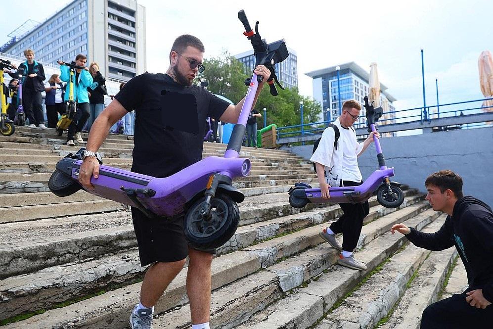 Фото В Новосибирске партия «Новые люди» отправила баржу с самокатами в Москву 2 - Сиб.ФМ Фото В Новосибирске партия «Новые люди» отправила баржу с самокатами в Москву 2