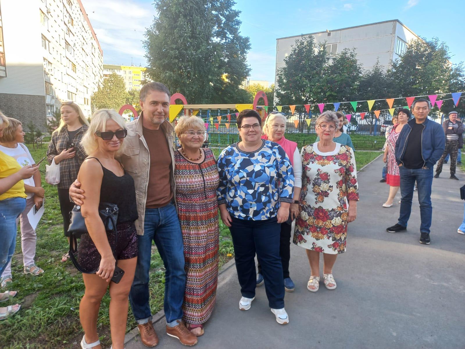 Фото Работа не окончится никогда: на Чемском жилмассиве открываются новые детские городки 2 - Сиб.ФМ Фото Работа не окончится никогда: на Чемском жилмассиве открываются новые детские городки 2