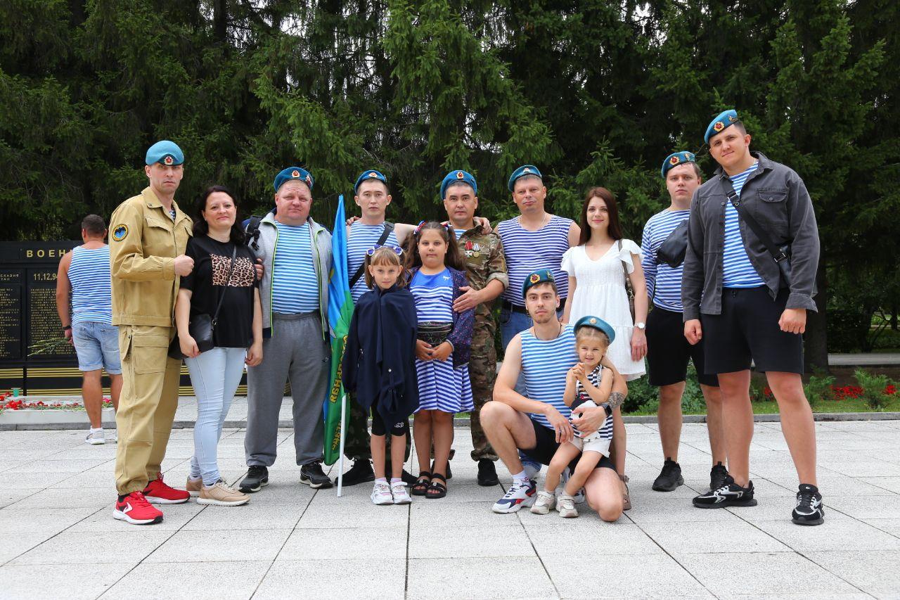 Фото «Сильные мужчины тоже плачут» Новосибирские десантники с размахом празднуют День ВДВ. Трогательные кадры с Монумента Славы 19 - Сиб.ФМ Фото «Сильные мужчины тоже плачут» Новосибирские десантники с размахом празднуют День ВДВ. Трогательные кадры с Монумента Славы 19