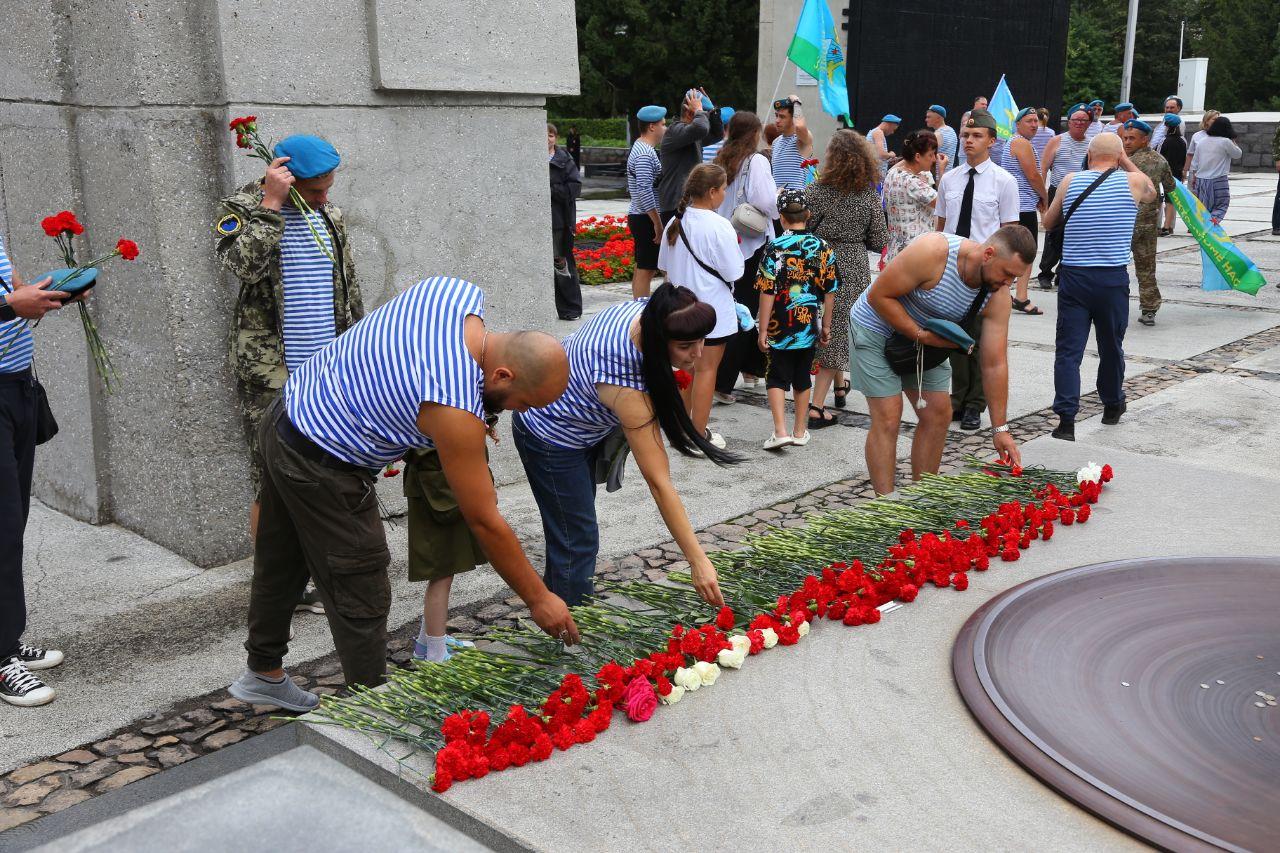 Фото «Сильные мужчины тоже плачут» Новосибирские десантники с размахом празднуют День ВДВ. Трогательные кадры с Монумента Славы 17 - Сиб.ФМ Фото «Сильные мужчины тоже плачут» Новосибирские десантники с размахом празднуют День ВДВ. Трогательные кадры с Монумента Славы 17