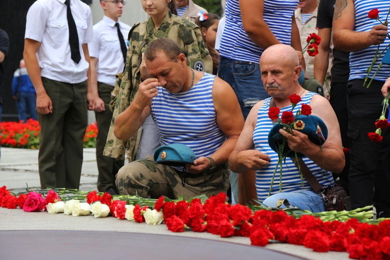 Фото «Сильные мужчины тоже плачут» Новосибирские десантники с размахом празднуют День ВДВ. Трогательные кадры с Монумента Славы 16 - Сиб.ФМ Фото «Сильные мужчины тоже плачут» Новосибирские десантники с размахом празднуют День ВДВ. Трогательные кадры с Монумента Славы 16