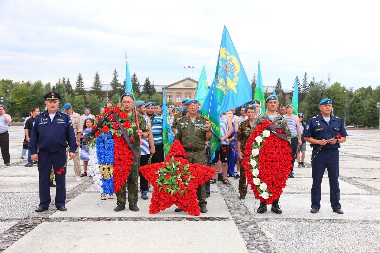 Фото «Сильные мужчины тоже плачут» Новосибирские десантники с размахом празднуют День ВДВ. Трогательные кадры с Монумента Славы 11 - Сиб.ФМ Фото «Сильные мужчины тоже плачут» Новосибирские десантники с размахом празднуют День ВДВ. Трогательные кадры с Монумента Славы 11