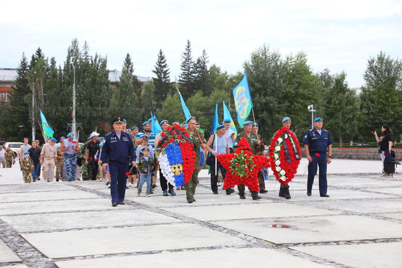 Фото «Сильные мужчины тоже плачут» Новосибирские десантники с размахом празднуют День ВДВ. Трогательные кадры с Монумента Славы 7 - Сиб.ФМ Фото «Сильные мужчины тоже плачут» Новосибирские десантники с размахом празднуют День ВДВ. Трогательные кадры с Монумента Славы 7