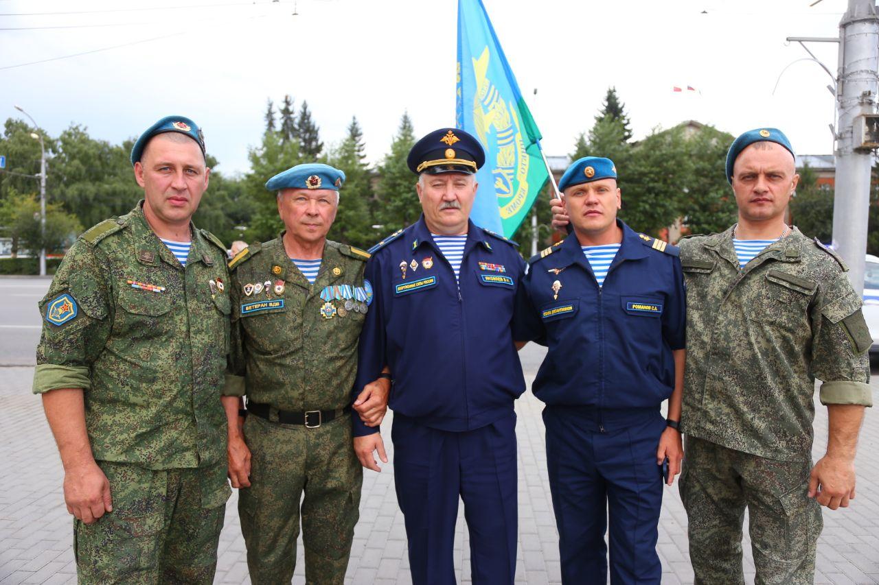 Фото «Сильные мужчины тоже плачут» Новосибирские десантники с размахом празднуют День ВДВ. Трогательные кадры с Монумента Славы 2 - Сиб.ФМ Фото «Сильные мужчины тоже плачут» Новосибирские десантники с размахом празднуют День ВДВ. Трогательные кадры с Монумента Славы 2