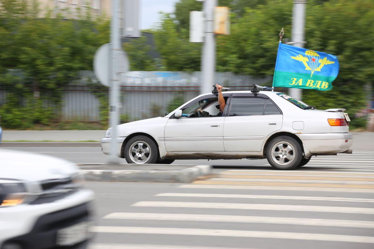 Фото «Сильные мужчины тоже плачут» Новосибирские десантники с размахом празднуют День ВДВ. Трогательные кадры с Монумента Славы 3 - Сиб.ФМ Фото «Сильные мужчины тоже плачут» Новосибирские десантники с размахом празднуют День ВДВ. Трогательные кадры с Монумента Славы 3