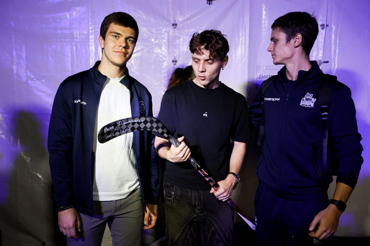 Фото Ваня Дмитриенко получил фирменную форму от новосибирского клуба ХК «Сибирь» 3 - Сиб.ФМ Фото Ваня Дмитриенко получил фирменную форму от новосибирского клуба ХК «Сибирь» 3