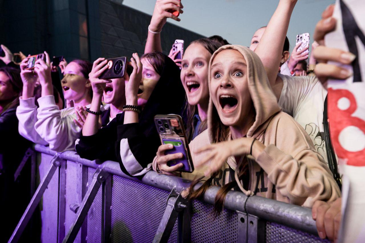 Фото Крики фанатов, тысячи зрителей и Ваня Дмитриенко. День Болельщика в Новосибирске – яркие кадры 7 - Сиб.ФМ Фото Крики фанатов, тысячи зрителей и Ваня Дмитриенко. День Болельщика в Новосибирске – яркие кадры 7