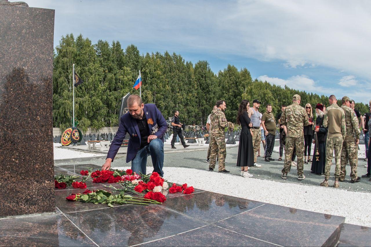 Фото «Два года с даты смерти»: В Новосибирске почтили память лидера ЧВК «Вагнер» Евгения Пригожина – фоторепортаж 30 - Сиб.ФМ Фото «Два года с даты смерти»: В Новосибирске почтили память лидера ЧВК «Вагнер» Евгения Пригожина – фоторепортаж 30