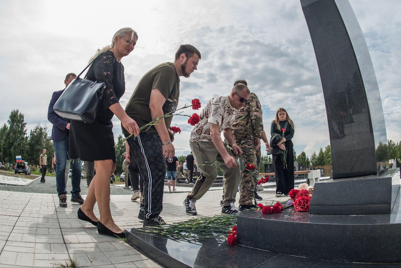 Фото «Два года с даты смерти»: В Новосибирске почтили память лидера ЧВК «Вагнер» Евгения Пригожина – фоторепортаж 29 - Сиб.ФМ Фото «Два года с даты смерти»: В Новосибирске почтили память лидера ЧВК «Вагнер» Евгения Пригожина – фоторепортаж 29