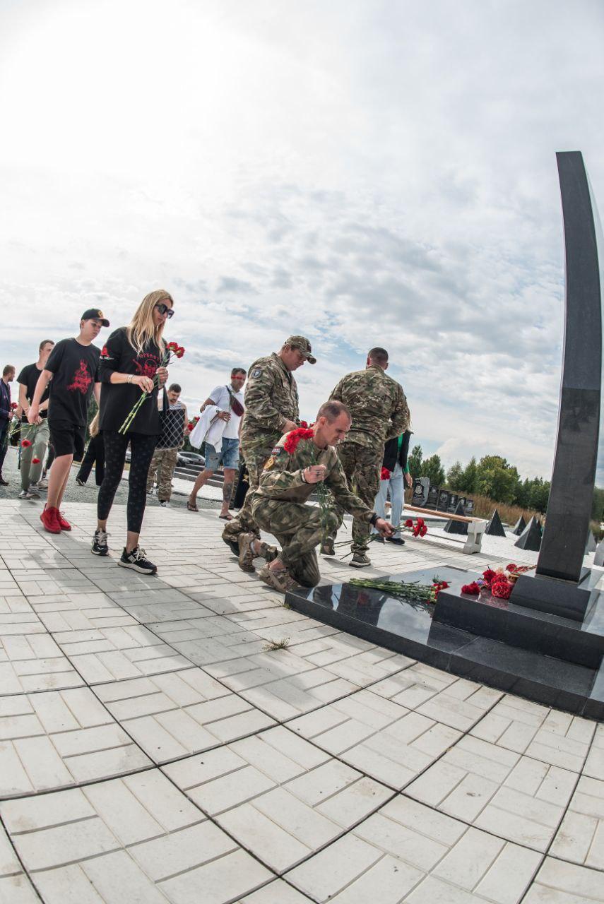 Фото «Два года с даты смерти»: В Новосибирске почтили память лидера ЧВК «Вагнер» Евгения Пригожина – фоторепортаж 28 - Сиб.ФМ Фото «Два года с даты смерти»: В Новосибирске почтили память лидера ЧВК «Вагнер» Евгения Пригожина – фоторепортаж 28