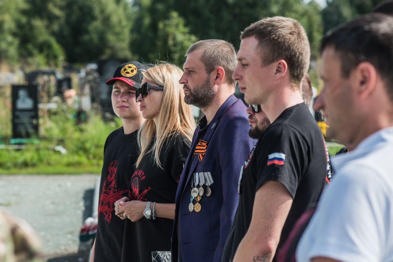 Фото «Два года с даты смерти»: В Новосибирске почтили память лидера ЧВК «Вагнер» Евгения Пригожина – фоторепортаж 26 - Сиб.ФМ Фото «Два года с даты смерти»: В Новосибирске почтили память лидера ЧВК «Вагнер» Евгения Пригожина – фоторепортаж 26