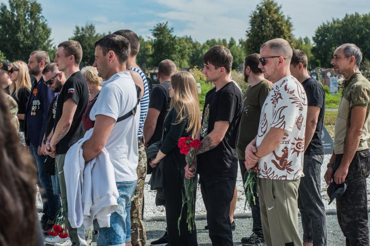 Фото «Два года с даты смерти»: В Новосибирске почтили память лидера ЧВК «Вагнер» Евгения Пригожина – фоторепортаж 25 - Сиб.ФМ Фото «Два года с даты смерти»: В Новосибирске почтили память лидера ЧВК «Вагнер» Евгения Пригожина – фоторепортаж 25