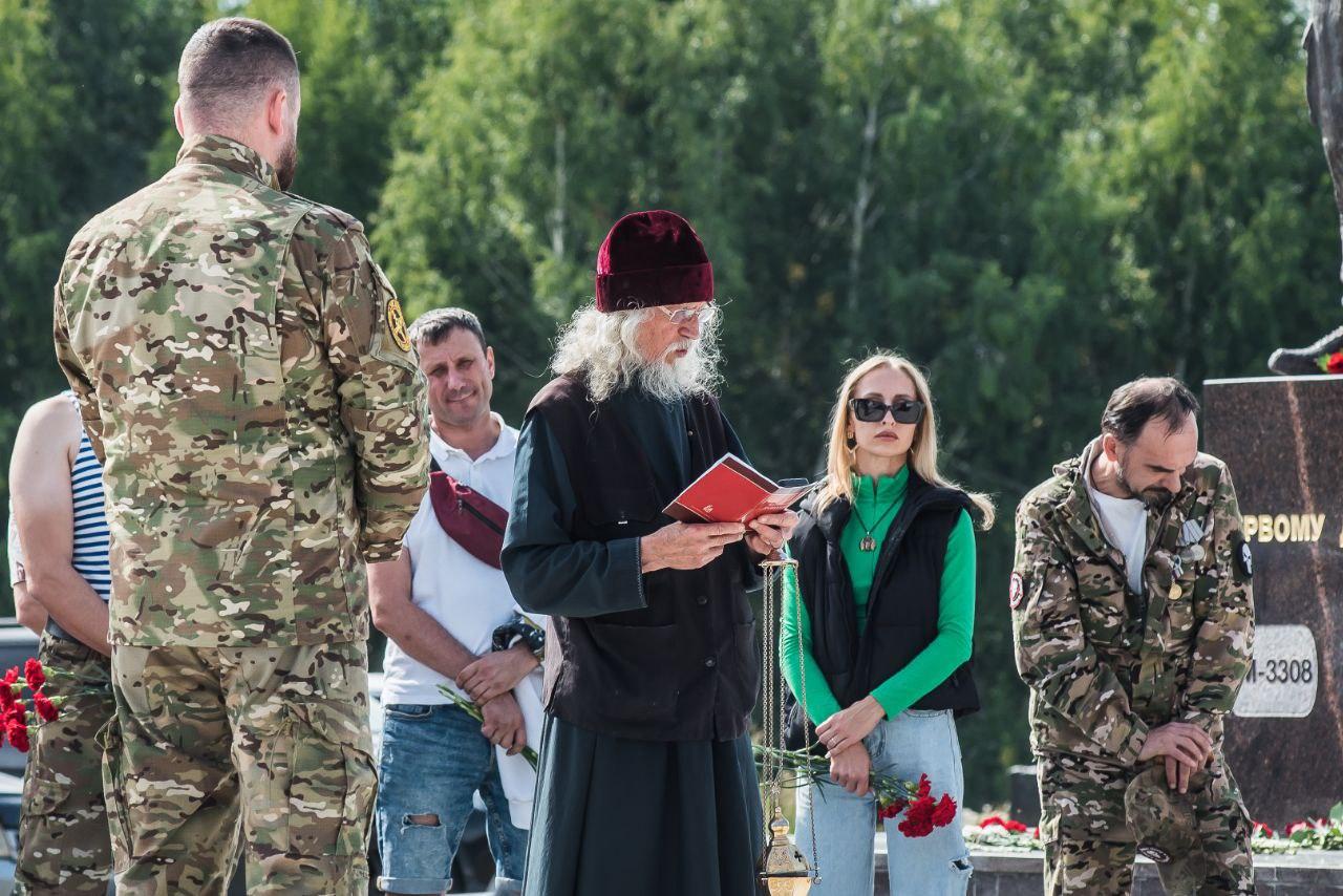 Фото «Два года с даты смерти»: В Новосибирске почтили память лидера ЧВК «Вагнер» Евгения Пригожина – фоторепортаж 23 - Сиб.ФМ Фото «Два года с даты смерти»: В Новосибирске почтили память лидера ЧВК «Вагнер» Евгения Пригожина – фоторепортаж 23
