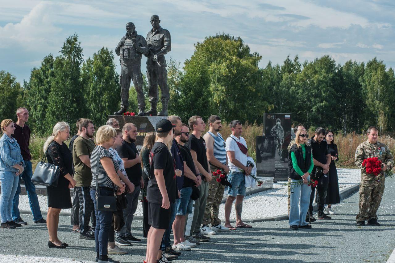 Фото «Два года с даты смерти»: В Новосибирске почтили память лидера ЧВК «Вагнер» Евгения Пригожина – фоторепортаж 20 - Сиб.ФМ Фото «Два года с даты смерти»: В Новосибирске почтили память лидера ЧВК «Вагнер» Евгения Пригожина – фоторепортаж 20
