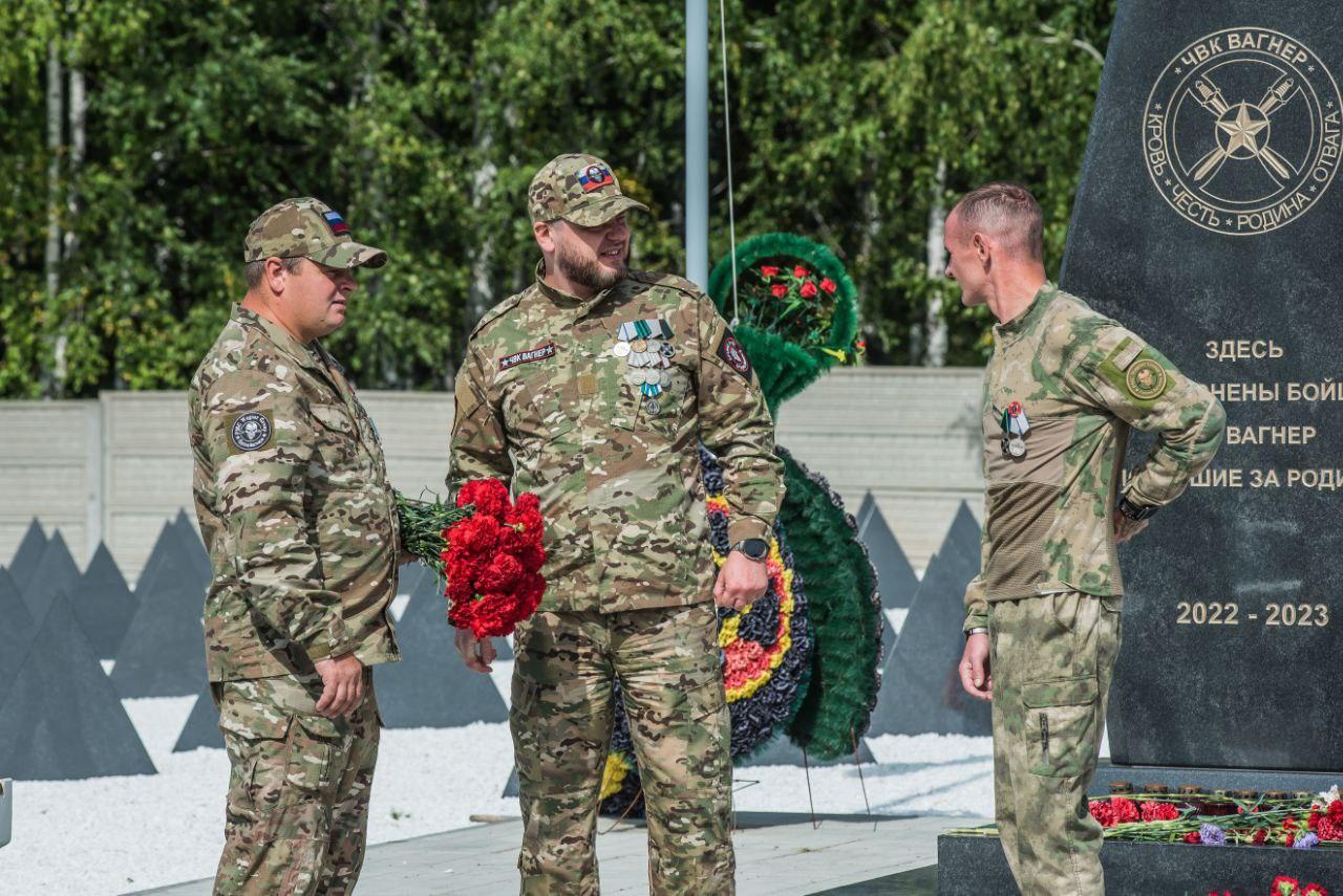 Фото «Два года с даты смерти»: В Новосибирске почтили память лидера ЧВК «Вагнер» Евгения Пригожина – фоторепортаж 19 - Сиб.ФМ Фото «Два года с даты смерти»: В Новосибирске почтили память лидера ЧВК «Вагнер» Евгения Пригожина – фоторепортаж 19