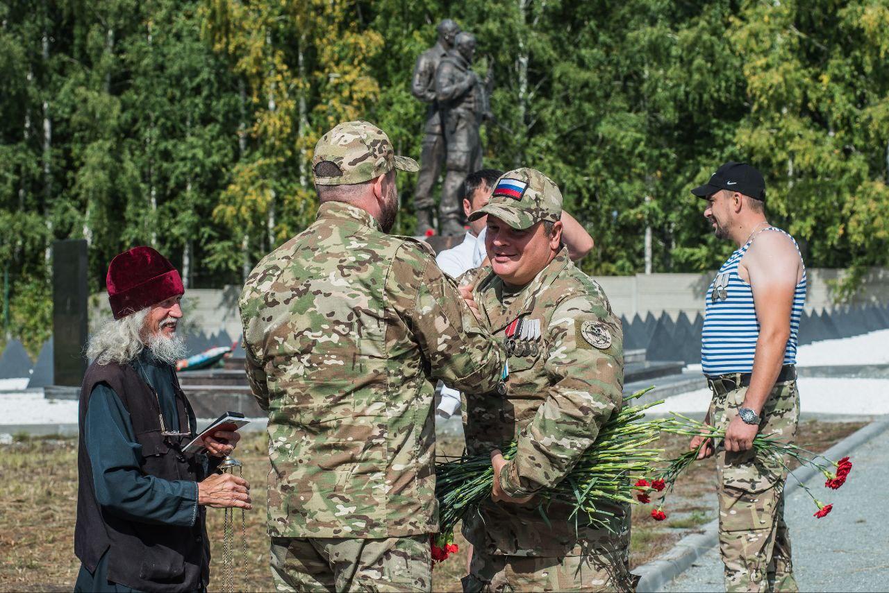 Фото «Два года с даты смерти»: В Новосибирске почтили память лидера ЧВК «Вагнер» Евгения Пригожина – фоторепортаж 18 - Сиб.ФМ Фото «Два года с даты смерти»: В Новосибирске почтили память лидера ЧВК «Вагнер» Евгения Пригожина – фоторепортаж 18