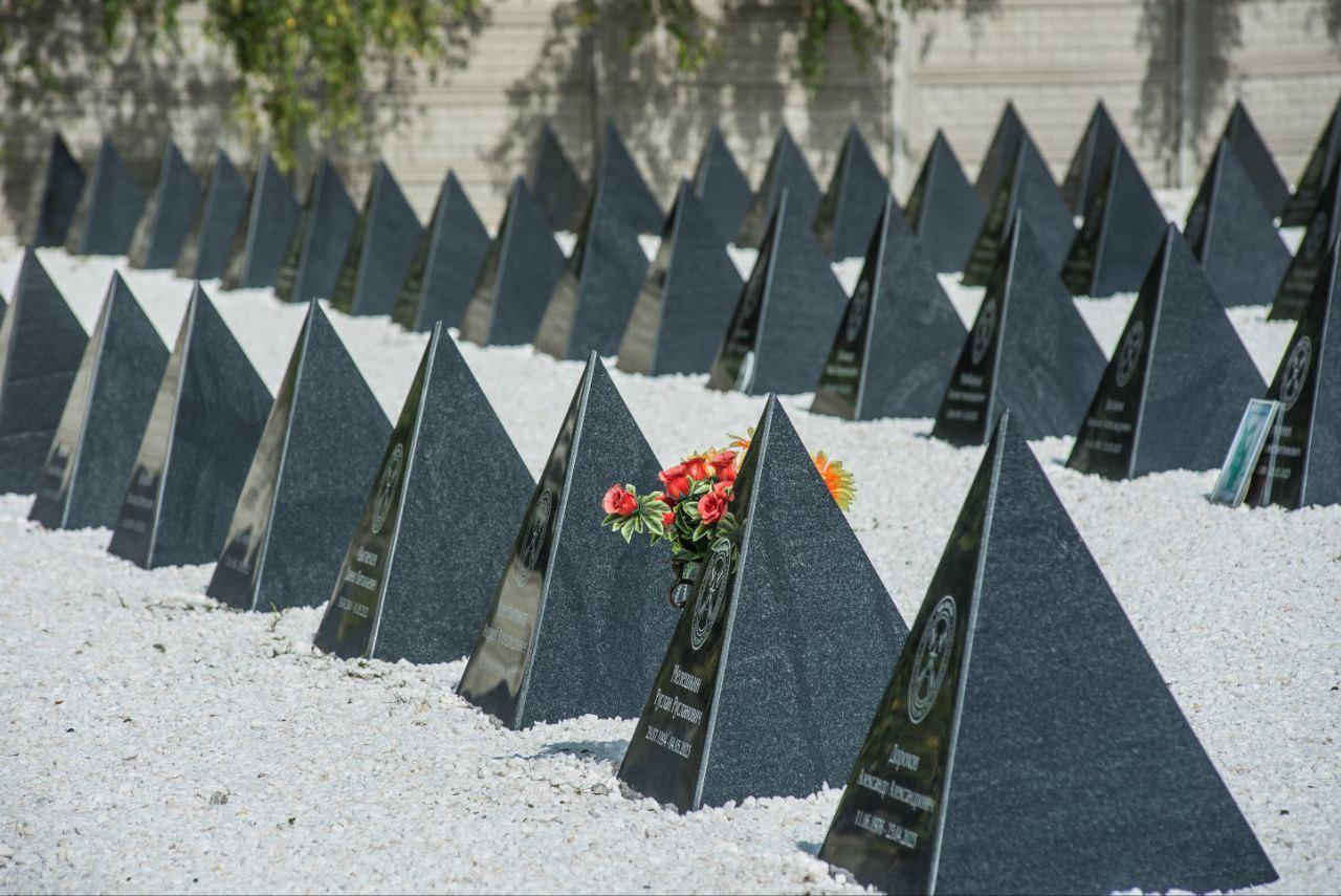 Фото «Два года с даты смерти»: В Новосибирске почтили память лидера ЧВК «Вагнер» Евгения Пригожина – фоторепортаж 16 - Сиб.ФМ Фото «Два года с даты смерти»: В Новосибирске почтили память лидера ЧВК «Вагнер» Евгения Пригожина – фоторепортаж 16