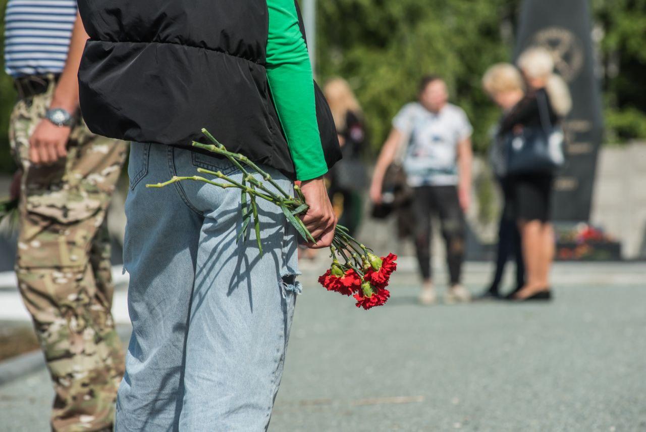 Фото «Два года с даты смерти»: В Новосибирске почтили память лидера ЧВК «Вагнер» Евгения Пригожина – фоторепортаж 15 - Сиб.ФМ Фото «Два года с даты смерти»: В Новосибирске почтили память лидера ЧВК «Вагнер» Евгения Пригожина – фоторепортаж 15