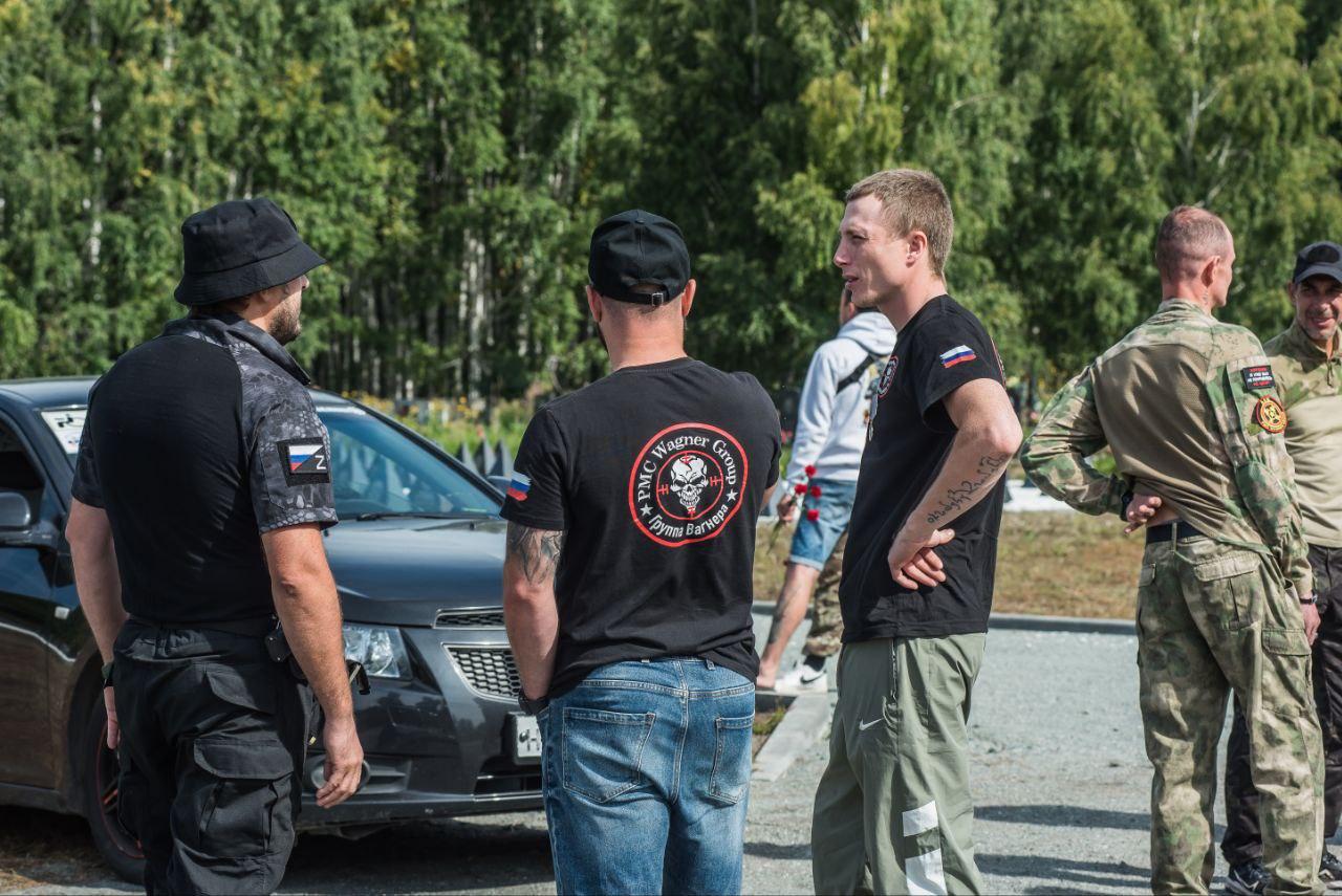 Фото «Два года с даты смерти»: В Новосибирске почтили память лидера ЧВК «Вагнер» Евгения Пригожина – фоторепортаж 14 - Сиб.ФМ Фото «Два года с даты смерти»: В Новосибирске почтили память лидера ЧВК «Вагнер» Евгения Пригожина – фоторепортаж 14