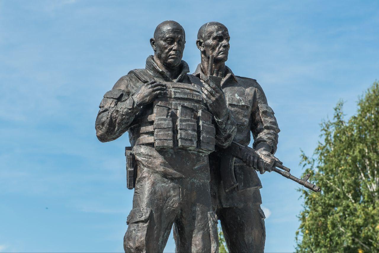 Фото «Два года с даты смерти»: В Новосибирске почтили память лидера ЧВК «Вагнер» Евгения Пригожина – фоторепортаж 13 - Сиб.ФМ Фото «Два года с даты смерти»: В Новосибирске почтили память лидера ЧВК «Вагнер» Евгения Пригожина – фоторепортаж 13