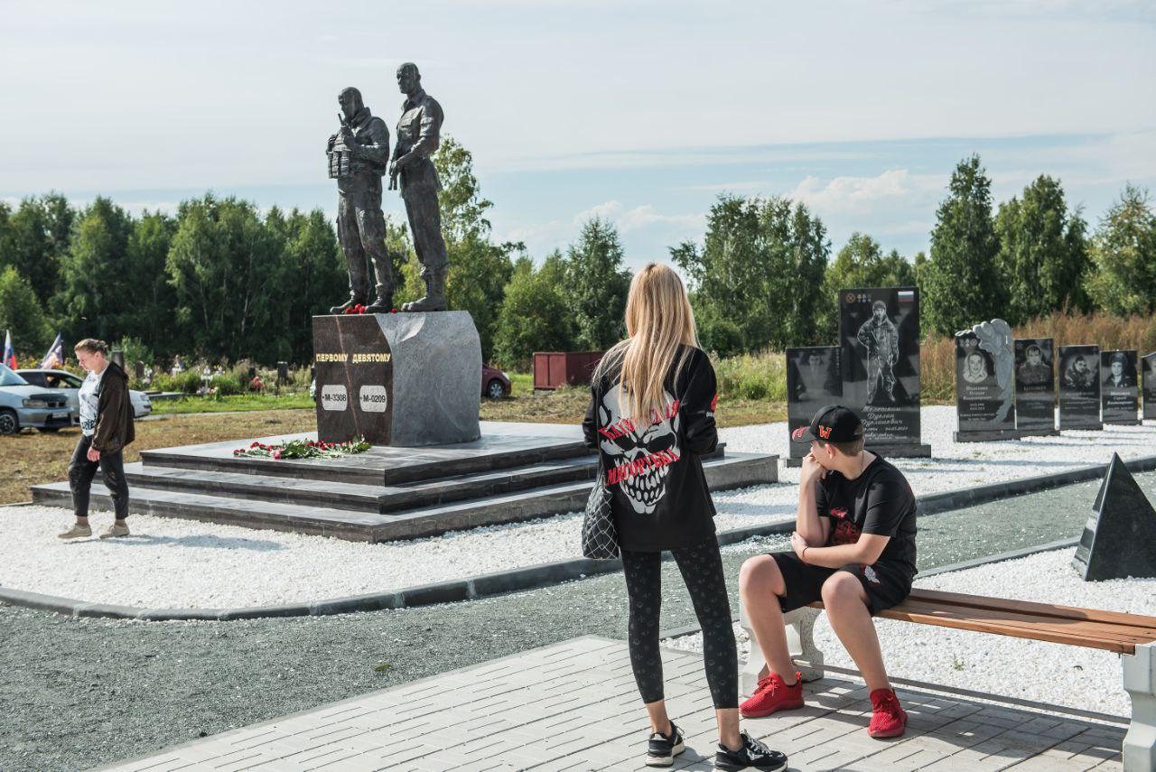 Фото «Два года с даты смерти»: В Новосибирске почтили память лидера ЧВК «Вагнер» Евгения Пригожина – фоторепортаж 12 - Сиб.ФМ Фото «Два года с даты смерти»: В Новосибирске почтили память лидера ЧВК «Вагнер» Евгения Пригожина – фоторепортаж 12