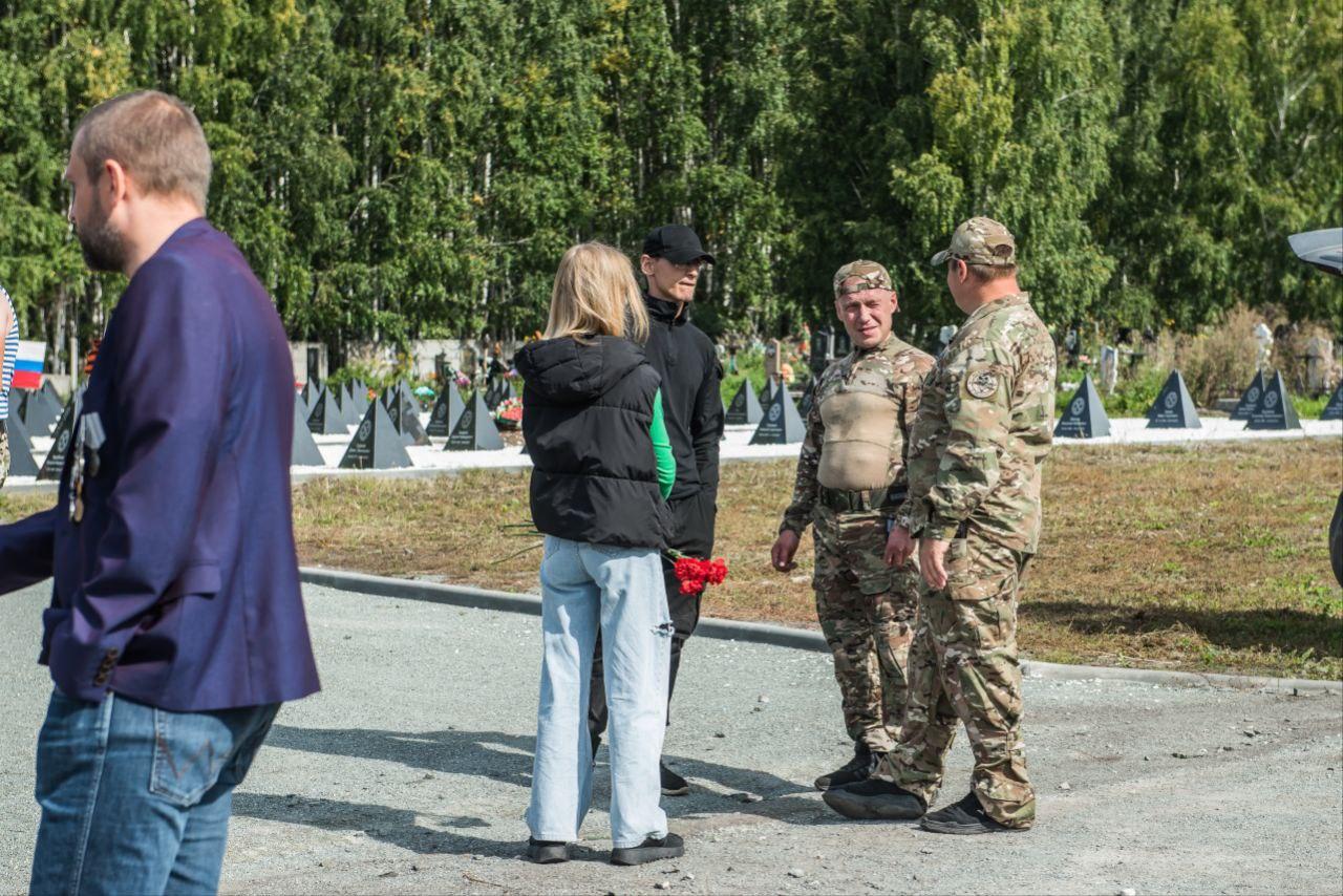 Фото «Два года с даты смерти»: В Новосибирске почтили память лидера ЧВК «Вагнер» Евгения Пригожина – фоторепортаж 9 - Сиб.ФМ Фото «Два года с даты смерти»: В Новосибирске почтили память лидера ЧВК «Вагнер» Евгения Пригожина – фоторепортаж 9