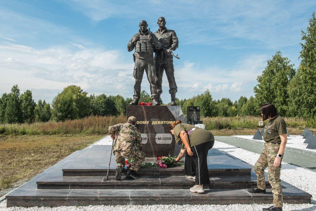 Фото «Два года с даты смерти»: В Новосибирске почтили память лидера ЧВК «Вагнер» Евгения Пригожина – фоторепортаж 6 - Сиб.ФМ Фото «Два года с даты смерти»: В Новосибирске почтили память лидера ЧВК «Вагнер» Евгения Пригожина – фоторепортаж 6