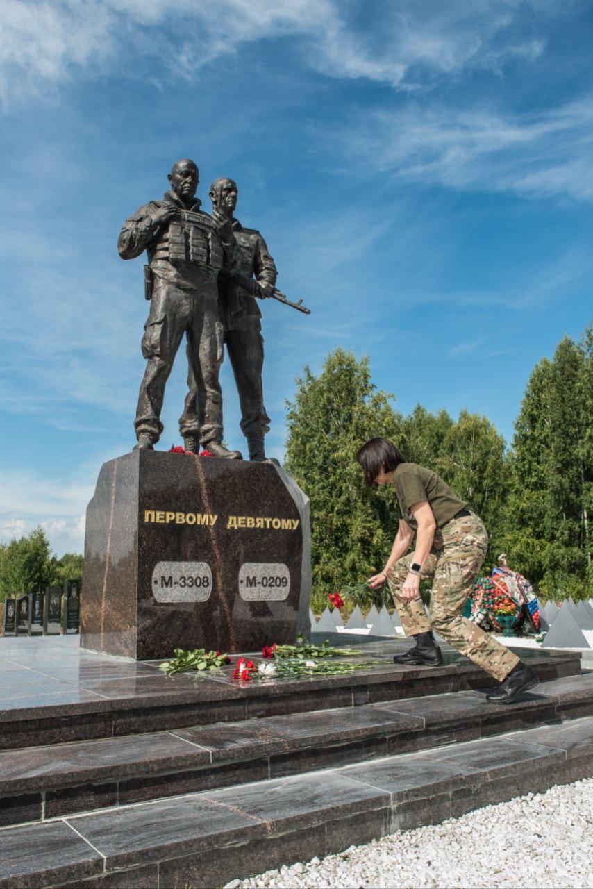 Фото «Два года с даты смерти»: В Новосибирске почтили память лидера ЧВК «Вагнер» Евгения Пригожина – фоторепортаж 5 - Сиб.ФМ Фото «Два года с даты смерти»: В Новосибирске почтили память лидера ЧВК «Вагнер» Евгения Пригожина – фоторепортаж 5