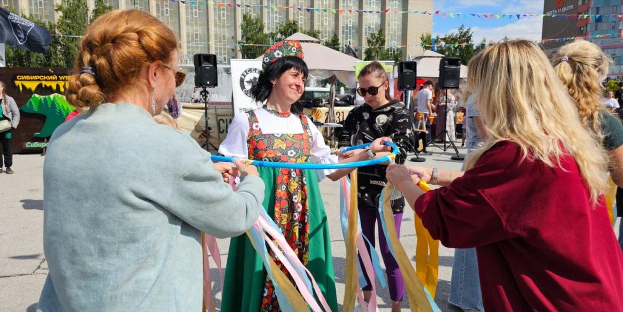 Фото На площади Пименова в Новосибирске прошел праздник «Русский Двор» 16 - Сиб.ФМ Фото На площади Пименова в Новосибирске прошел праздник «Русский Двор» 16