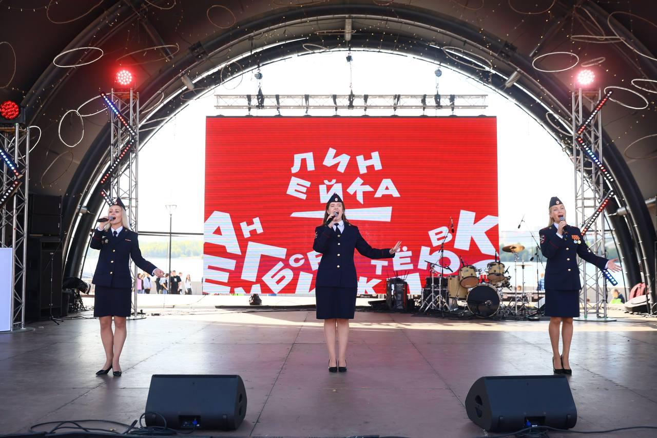 Фото Новосибирск отметил День знаний масштабной Линейкой Первых на набережной 7