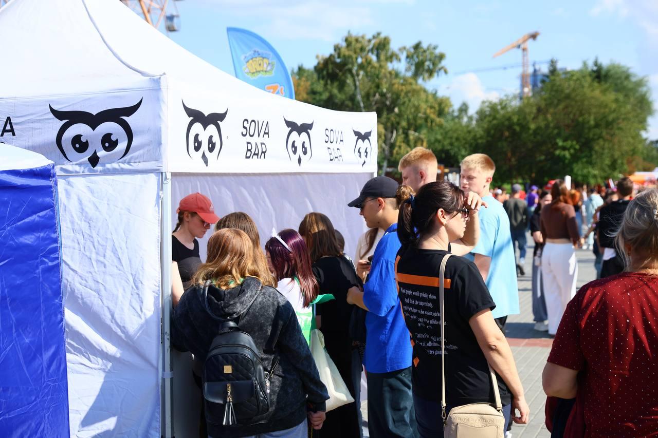 Фото «Линейка Первых» и группа «Интонация» ко Дню знаний на Михайловской набережной Новосибирска: онлайн 6 - Сиб.ФМ Фото «Линейка Первых» и группа «Интонация» ко Дню знаний на Михайловской набережной Новосибирска: онлайн 6