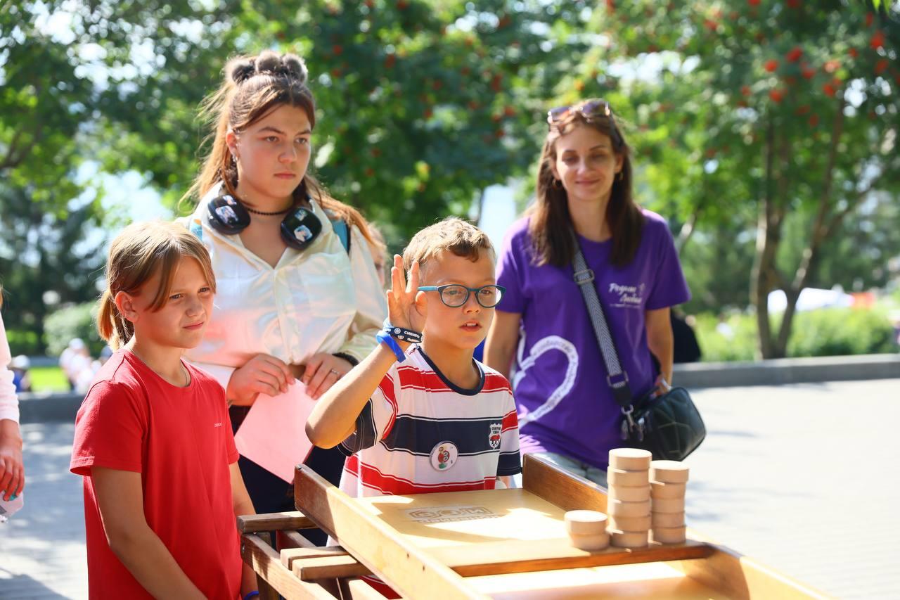 Фото «Линейка Первых» и группа «Интонация» ко Дню знаний на Михайловской набережной Новосибирска: онлайн 7 - Сиб.ФМ Фото «Линейка Первых» и группа «Интонация» ко Дню знаний на Михайловской набережной Новосибирска: онлайн 7