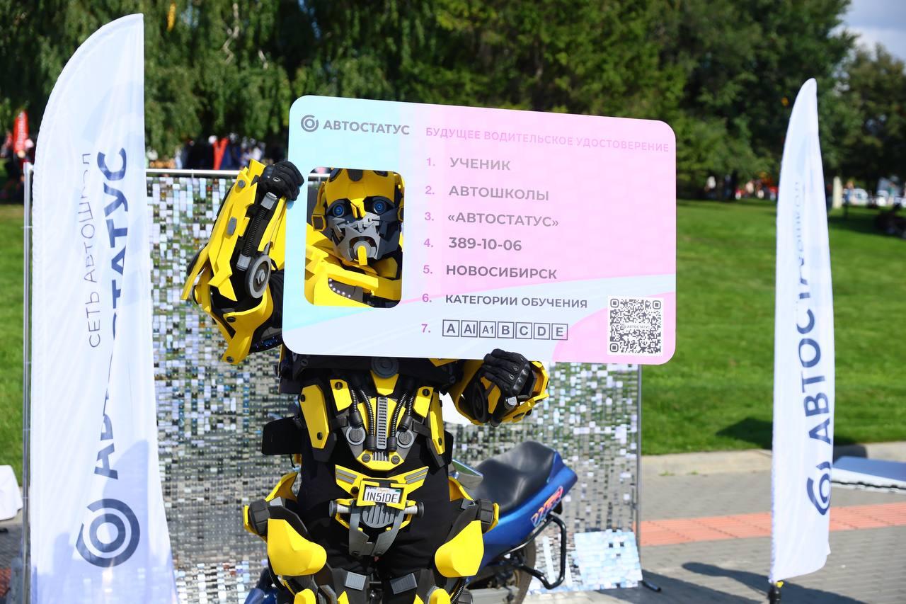 Фото «Линейка Первых» и группа «Интонация» ко Дню знаний на Михайловской набережной Новосибирска: онлайн 8 - Сиб.ФМ Фото «Линейка Первых» и группа «Интонация» ко Дню знаний на Михайловской набережной Новосибирска: онлайн 8